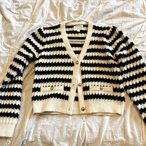 Laurel cardigan Very cozy with beautiful gold boucle buttons🟰🤍🖤🟰